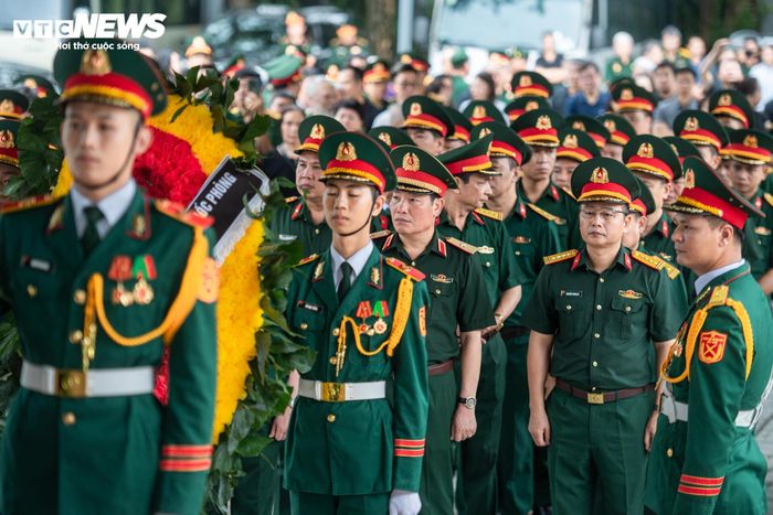 Lễ viếng Anh hùng La Văn Cầu diễn ra từ 9h đến 10h30, lễ truy điệu và đưa tang từ 10h30 đến 11h. Lễ hỏa táng tại Đài hóa thân hoàn vũ và an táng cùng ngày tại nghĩa trang Văn Điển, Hà Nội.