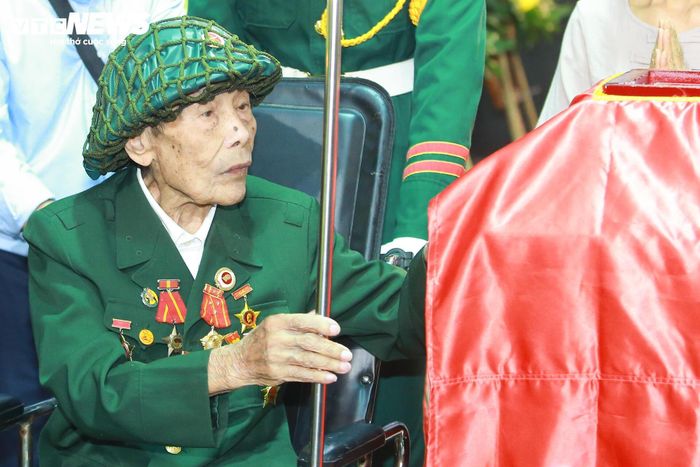 Cựu chiến binh Lê Bình, 99 tuổi, được người thân đưa bằng xe lăn từ phường Hoàng Liệt (Hà Nội) đến tiễn biệt Đại tá La Văn Cầu.