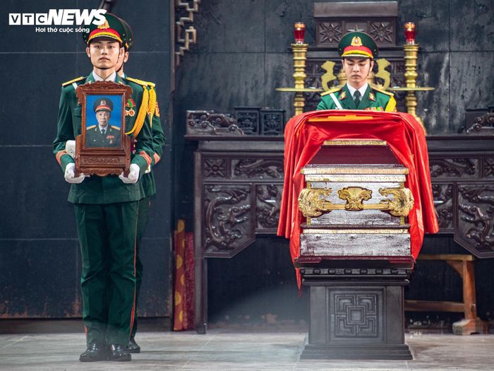 Tại trận đánh cứ điểm Đông Khê, khi cánh tay phải bị thương rất nặng, ông đề nghị đồng đội cắt phần cánh tay bị dập nát để tiếp tục mang bộc phá đánh lô cốt địch, góp phần vào thắng lợi của chiến dịch. Hình ảnh người chiến sĩ quả cảm đã trở thành biểu tượng của tinh thần quyết chiến, quyết thắng và chủ nghĩa anh hùng cách mạng Việt Nam.