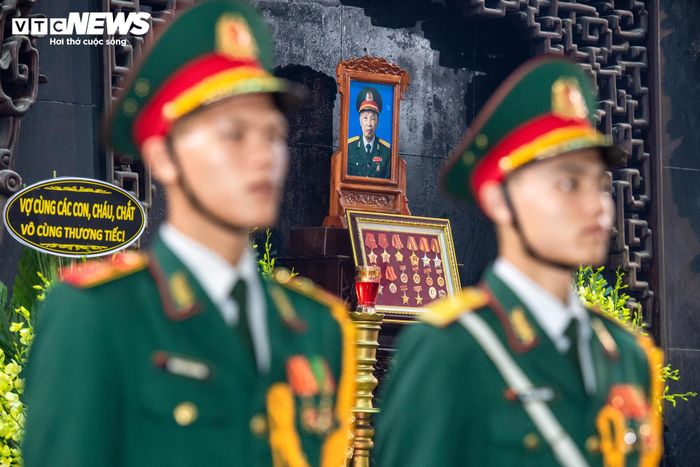 Anh hùng Lực lượng vũ trang Nhân dân La Văn Cầu sinh năm 1931, là người dân tộc Tày, quê tại xã Đình Phong, tỉnh Cao Bằng. Tham gia cách mạng từ khi còn trẻ, ông lập chiến công đặc biệt xuất sắc trong Chiến dịch Biên giới năm 1950.