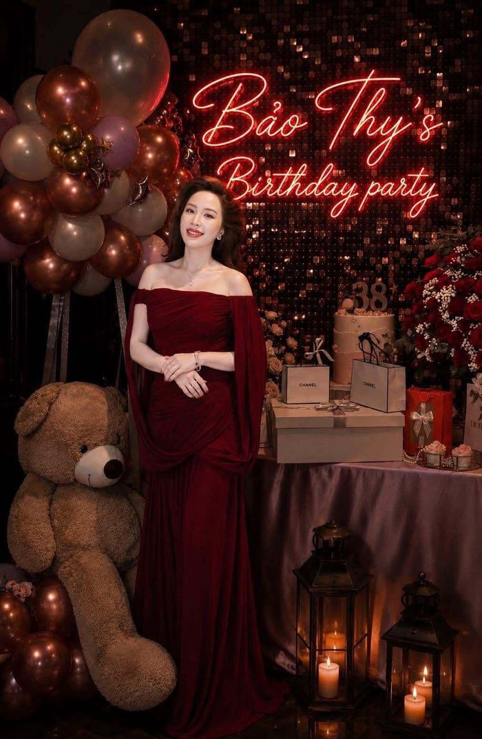 Gần đây, nữ ca sĩ cũng đánh dấu màn trở lại âm nhạc khi kết hợp với người bạn thân thiết Quang Vinh trong ca khúc Ôm anh khi em muốn khóc.