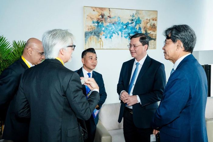 Lãnh đạo TP.HCM trao đổi với các doanh nghiệp, nhà đầu tư tìm hiểu các mô hình đầu tư tại VIFC HCMC. (Ảnh: H. Linh)