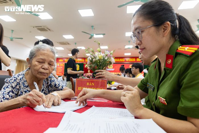 Theo lời kể của những đồng đội còn sống trở về, trong thời gian chiến đấu, ông không may mắc sốt xuất huyết cấp tính và hy sinh tại chiến trường. Nhiều năm qua, gia đình bà Yến chưa bao giờ từ bỏ hy vọng tìm lại phần mộ người anh. Thời gian trôi qua, bố mẹ và các em lần lượt qua đời, chỉ còn bà là người duy nhất tiếp tục hành trình tìm kiếm. Với bà, lần lấy mẫu ADN này chính là niềm hy vọng lớn nhất để một ngày không xa có thể đưa anh trai trở về quê hương sau gần 60 năm xa cách.