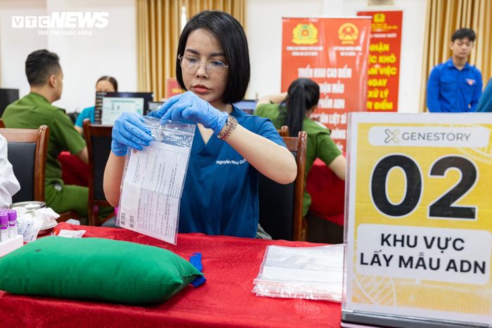 Sau khi thu nhận, từng mẫu sinh phẩm đều được bảo quản, niêm phong và dán đầy đủ thông tin theo quy trình nghiêm ngặt, bảo đảm phục vụ chính xác cho công tác giám định, đối sánh sau này.