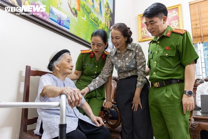 Đối với những thân nhân liệt sĩ tuổi cao, sức khỏe yếu hoặc không thể tự đi lại, lực lượng công an cùng các đoàn thể đã chủ động thành lập các tổ công tác lưu động đến tận nhà để lấy mẫu, giúp mọi trường hợp đều có cơ hội tham gia chương trình.