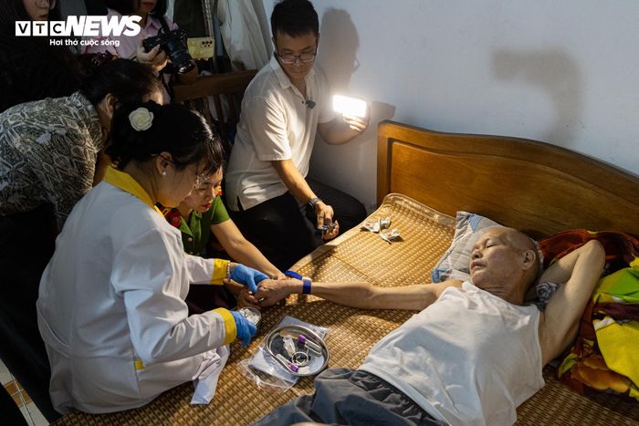 Những tổ công tác lưu động vẫn tiếp tục đến từng gia đình có hoàn cảnh đặc biệt, mang theo thiết bị lấy mẫu và cả niềm hy vọng. Mỗi chuyến đi không chỉ là một nhiệm vụ chuyên môn, mà còn là hành trình nối dài nghĩa tình, góp phần xoa dịu nỗi đau chiến tranh và giúp những người đã ngã xuống sớm được trở về trong vòng tay của gia đình và Tổ quốc.