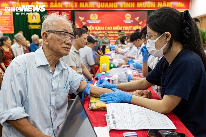 Sáng 30/6, thực hiện kế hoạch của Công an TP Hà Nội về đợt cao điểm thu nhận mẫu sinh phẩm ADN thân nhân liệt sĩ chưa xác định được thông tin, UBND xã Ô Diên phối hợp với Công an xã Ô Diên và các đơn vị nghiệp vụ Công an thành phố tổ chức triển khai việc lấy mẫu cho thân nhân các liệt sĩ trên địa bàn.