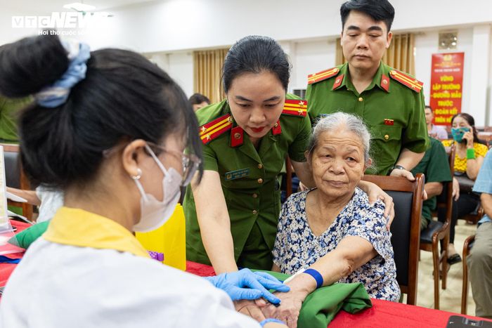 Giữa dòng người đến lấy mẫu, câu chuyện của bà Thế Thị Yến, ở xã Ôn Xuyên, khiến nhiều người không khỏi xúc động. Bà là em gái ruột của liệt sĩ Thế Nguyễn Thế Toàn. Trong gia đình có bốn anh chị em, ông Toàn là người anh cả, lên đường vào chiến trường Quảng Nam tham gia kháng chiến chống Mỹ năm 1966 khi vừa tròn 26 tuổi.