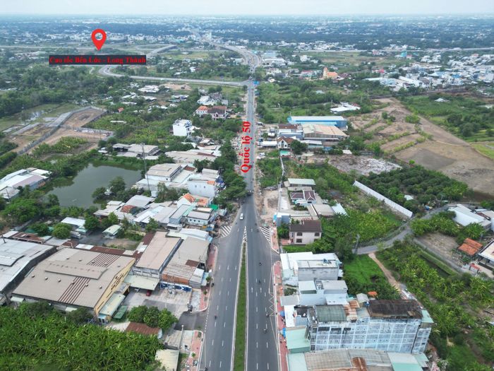 Nút giao Quốc lộ 50 với cao tốc Bến Lức - Long Thành có tổng mức đầu tư gần 600 tỷ đồng, được thiết kế dạng trumpet với các nhánh rẽ kết nối giữa Quốc lộ 50 và cao tốc Bến Lức - Long Thành, tổng chiều dài khoảng 1,3 km.