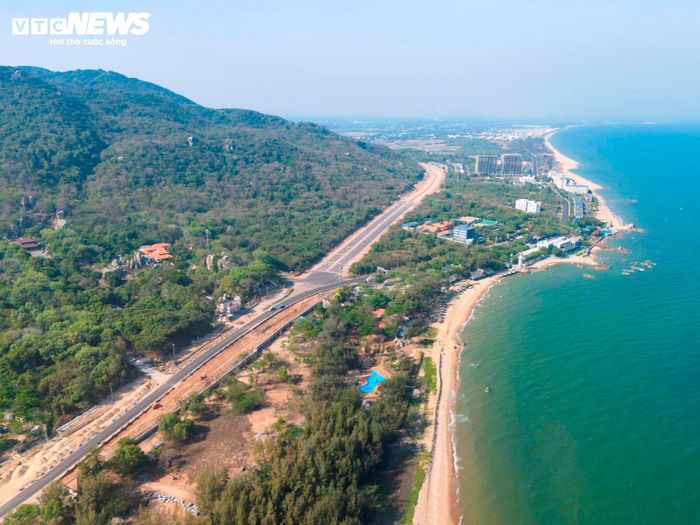 Được đầu tư gần 47.000 tỷ đồng, tuyến cao tốc Hồ Tràm - Long Thành dự kiến hoàn thành vào năm 2029. Điểm đầu tuyến kết nối đường Vành đai 4 TP.HCM với đường ĐT.991 tại phường Tân Thành, điểm cuối giao với đường ĐT.994 (đường ven biển) thuộc xã Xuyên Mộc.