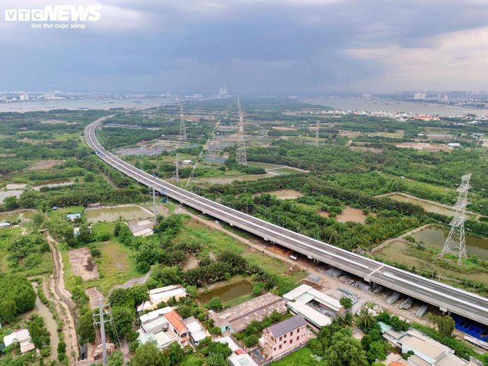 Trong tổng mức đầu tư, hơn 1.162 tỷ đồng dành cho công tác bồi thường, hỗ trợ, tái định cư; khoảng 1.204 tỷ đồng cho xây lắp và thiết bị, phần còn lại là chi phí quản lý dự án, tư vấn và dự phòng. Công trình được xây dựng tại vị trí cửa ngõ kết nối cao tốc Bến Lức - Long Thành với huyện Cần Giờ, góp phần hoàn thiện mạng lưới giao thông, tạo động lực phát triển logistics, kinh tế biển và du lịch.