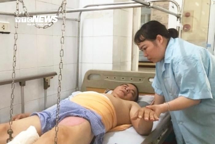 Chị Bé túc trực bên giường bệnh của chồng. 