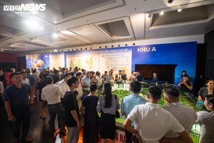 Bên cạnh các mô hình, không gian này còn bố trí hệ thống pano khổ lớn giới thiệu quá trình phát triển của Hà Nội qua các thời kỳ, gắn với lịch sử hình thành và mở rộng địa giới hành chính của Thủ đô.