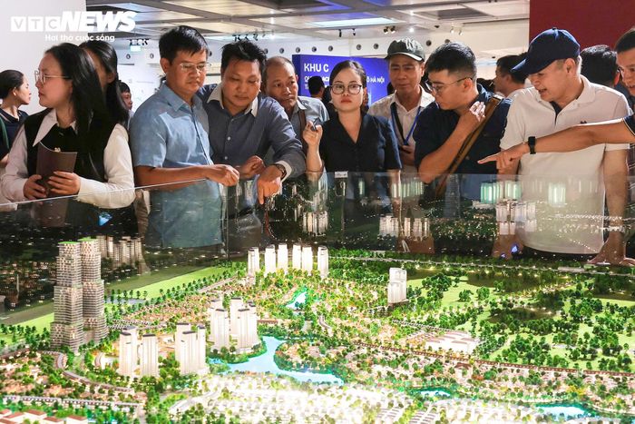 Các bản đồ định hướng phát triển không gian đô thị, hệ thống hạ tầng kỹ thuật toàn thành phố, bản đồ sử dụng đất khu vực đô thị và các khu chức năng cũng được trưng bày theo từng nhóm nội dung. 
