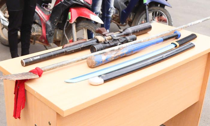 Hung khí nhóm thanh thiếu niên sử dụng với mục đích thị uy, đe dọa người khác. (Ảnh: CACC)