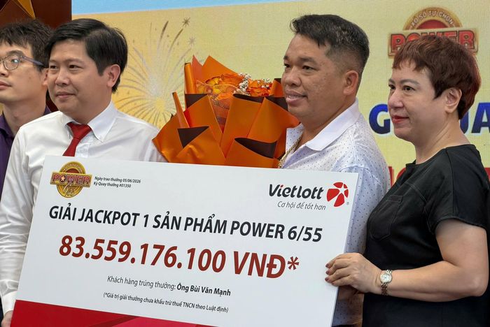Anh Mạnh và vợ đến nhận giải độc đắc của sản phẩm Power 6/55 trị giá hơn 83 tỷ đồng. (Ảnh: Đại Việt)