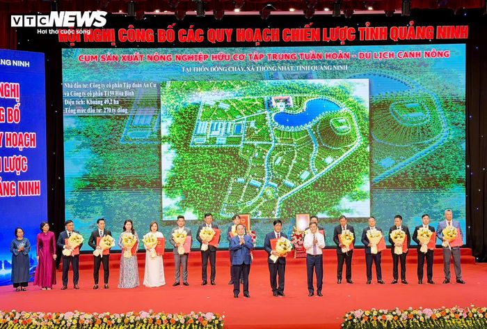 Lãnh đạo tỉnh Quảng Ninh trao các quyết định chấp thuận chủ trương đầu tư và giấy chứng nhận đăng ký đầu tư cho đại diện các dự án với tổng nguồn vốn 45.000 tỷ đồng.