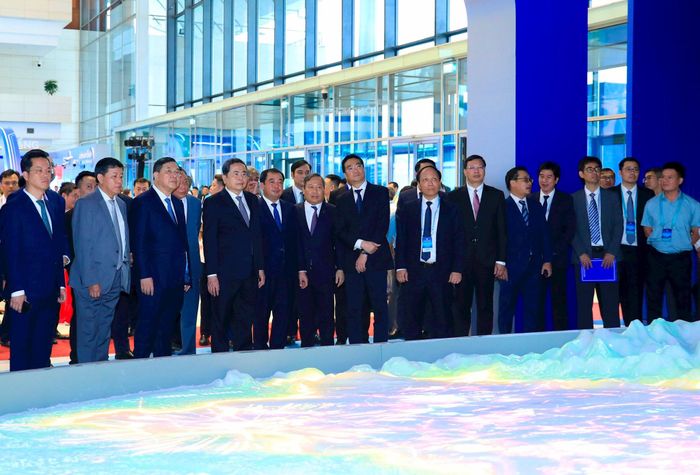 Chủ tịch Quốc hội Trần Thanh Mẫn cùng các đại biểu tham quan trưng bày tại Hội nghị công bố Quy hoạch tổng thể Thủ đô Hà Nội tầm nhìn 100 năm và xúc tiến đầu tư năm 2026. Ảnh: VIẾT THÀNH