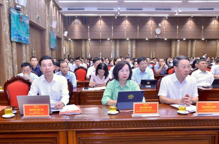 Các đại biểu dự tại điểm cầu Thành ủy Hà Nội. Ảnh Viết Thành