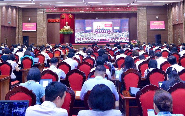 Các đại biểu dự tại điểm cầu Thành ủy Hà Nội. Ảnh Viết Thành