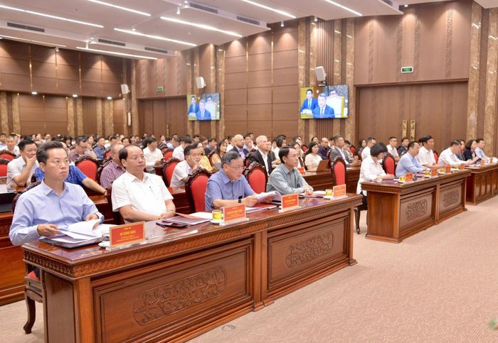 Các đồng chí lãnh đạo thành phố Hà Nội dự tại điểm cầu Thành ủy Hà Nội. Ảnh Viết Thành
