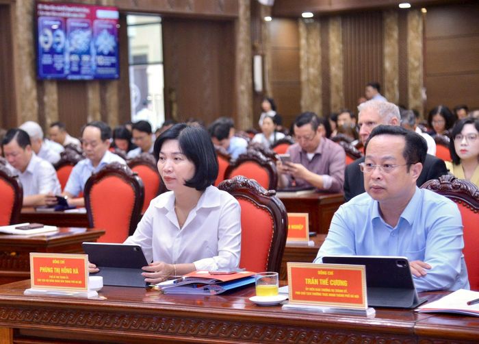 Phó Bí thư Thành ủy, Chủ tịch HĐND thành phố Hà Nội Phùng Thị Hồng Hà và các đại biểu dự hội nghị. Ảnh: Viết Thành