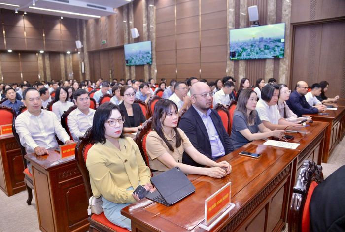 Các đại biểu dự tại điểm cầu Thành ủy Hà Nội. Ảnh Viết Thành