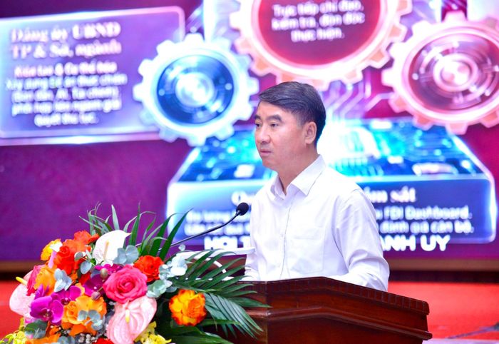 Phó Chủ tịch UBND thành phố Hà Nội Nguyễn Xuân Lưu trình bày dự thảo Kế hoạch hành động của Thành ủy Hà Nội thực hiện Nghị quyết số 10-NQ/TW. Ảnh: Viết Thành