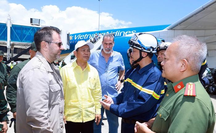 Ngoại trưởng Venezuela Yván Gil Pinto và Đại sứ Việt Nam tại Venezuela Vũ Trung Mỹ đón đoàn tại sân bay. Ảnh: Bộ Công an