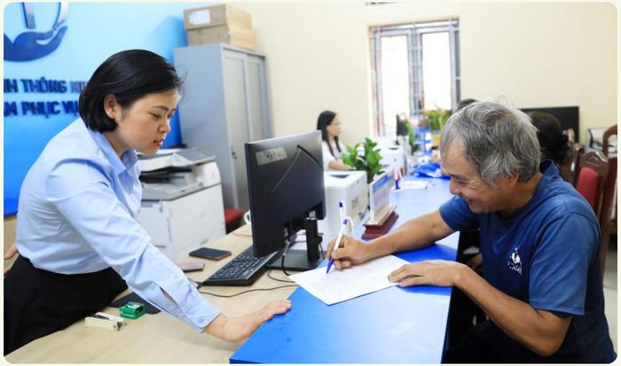 Chị Kiều Thị Trang - chuyên viên Trung tâm phục vụ hành chính công xã Minh Châu tận tình hướng dẫn người dân làm thủ tục hành chính.