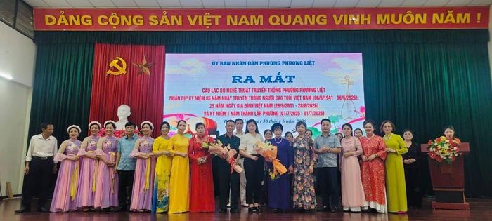 Đại diện lãnh đạo UBND phường Phương Liệt chúc mừng Ban chủ nhiệm và các hội viên Câu lạc bộ Nghệ thuật truyền thống của phường. Ảnh: ND