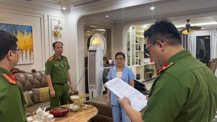 Cơ quan Cảnh sát điều tra (Công an thành phố Hà Nội) đọc lệnh bắt khẩn cấp với Nguyễn Thị Khuyên. Ảnh: Công an thành phố Hà Nội