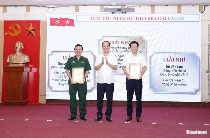 Các tác giả xuất sắc đoạt giải thể loại báo in. Ảnh: Mai Quý