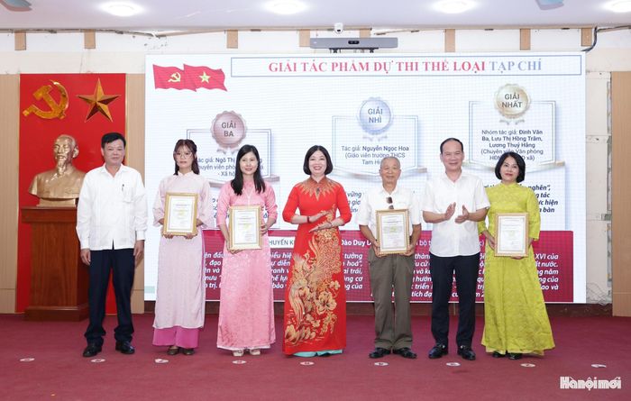 Phó Bí thư thường trực Đảng ủy xã Đại Thanh Trần Thị Vân trao giải cho các tác giả loại hình tạp chí. Ảnh: Mai Quý