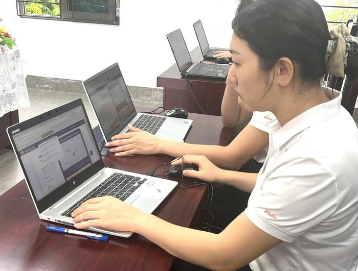 Giáo viên Trường Mầm non Đại Thịnh A (xã Quang Minh) rà soát hệ thống, sẵn sàng hỗ trợ phụ huynh học sinh đăng ký tuyển sinh.
