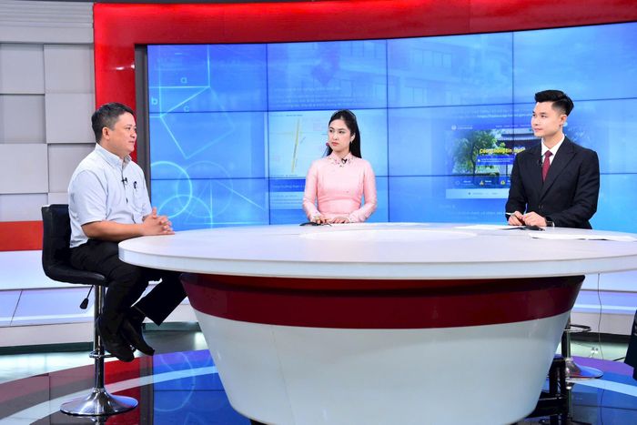 Ông Nghiêm Văn Bình, Trưởng phòng Quản lý thi và Kiểm định chất lượng, Sở Giáo dục và Đào tạo Hà Nội trao đổi tại Chương trình. Ảnh: Phan Anh