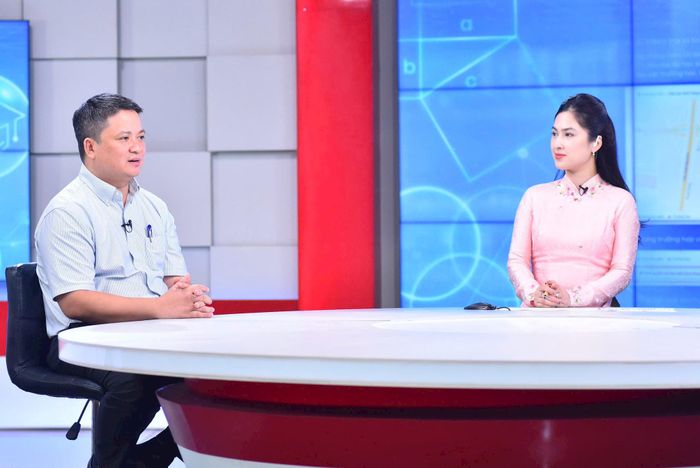 Ông Nghiêm Văn Bình, Trưởng phòng Quản lý thi và Kiểm định chất lượng, Sở Giáo dục và Đào tạo Hà Nội, trao đổi tại Chương trình. Ảnh: Phan Anh