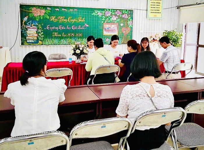 Các trường học trên địa bàn thành phố đều bố trí giáo viên hỗ trợ phụ huynh học sinh đăng ký tuyển sinh trực tuyến.