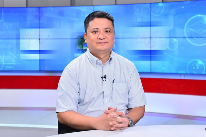 Ông Nghiêm Văn Bình, Trưởng phòng Quản lý thi và Kiểm định chất lượng, Sở Giáo dục và Đào tạo Hà Nội, trao đổi tại Chương trình. Ảnh: Phan Anh