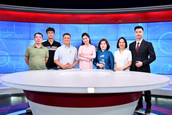 Các khách mời và ê-kíp thực hiện Chương trình Hà Nội chuyển động với chủ đề: "Tuyển sinh đầu cấp năm học 2026-2027 - Thuận tiện và minh bạch hơn". Ảnh: Phan Anh