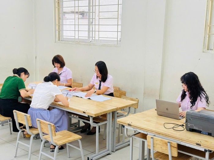 Trường Tiểu học Tô Vĩnh Diện (phường Ô Chợ Dừa) hỗ trợ phụ huynh học sinh đăng ký tuyển sinh trực tuyến.