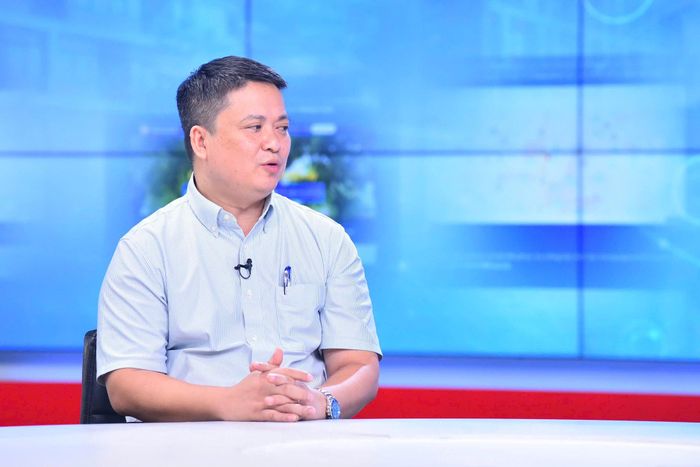 Ông Nghiêm Văn Bình, Trưởng phòng Quản lý thi và Kiểm định chất lượng, Sở Giáo dục và Đào tạo Hà Nội trao đổi tại Chương trình. Ảnh: Phan Anh