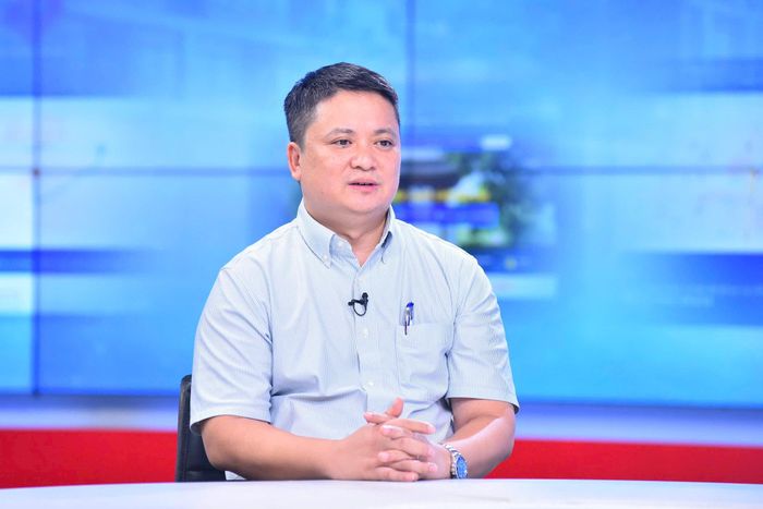 Ông Nghiêm Văn Bình, Trưởng phòng Quản lý thi và Kiểm định chất lượng, Sở Giáo dục và Đào tạo Hà Nội trao đổi tại Chương trình. Ảnh: Phan Anh