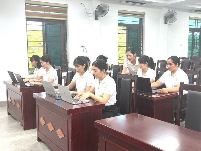 Giáo viên Trường Mầm non Đại Thịnh A (xã Quang Minh) rà soát hệ thống, sẵn sàng hỗ trợ phụ huynh học sinh đăng ký tuyển sinh.