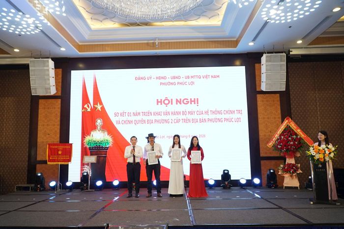 Phường Phúc Lợi trao giải các cuộc thi Phúc Lợi Story, sáng tác biểu trưng và ca khúc về phường. Ảnh; Nguyễn Bình
