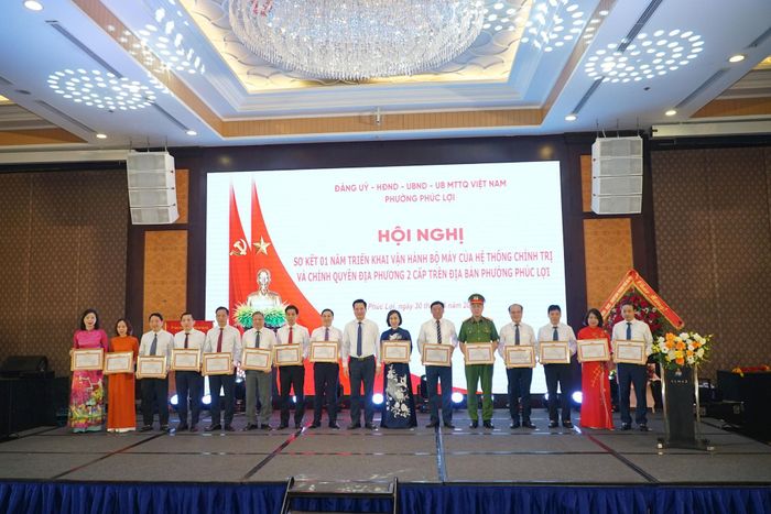 Các tập thể, cá nhân nhận khen thưởng của Đảng ủy và UBND phường Phúc Lợi .Ảnh: Nguyễn Bình