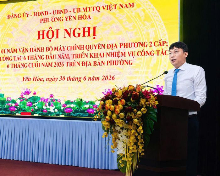 Phó Bí thư Thường trực Đảng ủy phường Yên Hòa Trần Việt Hà phát biểu tại hội nghị. Ảnh: PV
