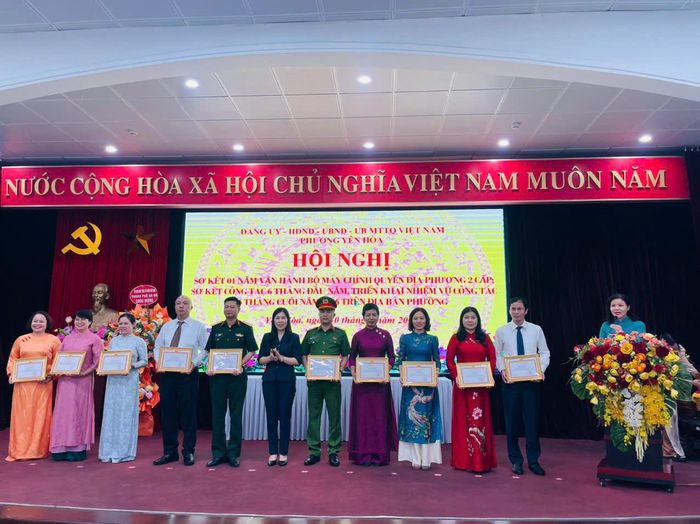 Đồng chí Trần Thị Phương Hoa, Phó Chủ tịch Thường trực Ủy ban MTTQ Việt Nam thành phố Hà Nội khen thưởng các tập thể có thành tích tiêu biểu trong triển khai mô hình chính quyền địa phương hai cấp. Ảnh: PV