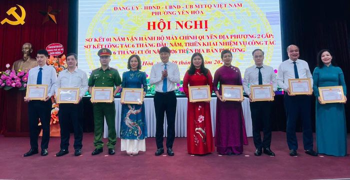Đồng chí Trần Việt Hà, Phó Bí thư Thường trực Đảng ủy phường Yên Hòa trao thưởng cho các cá nhân có nhiều đóng góp trong thực hiện nhiệm vụ chính trị và vận hành hiệu quả mô hình chính quyền địa phương hai cấp. Ảnh: PV