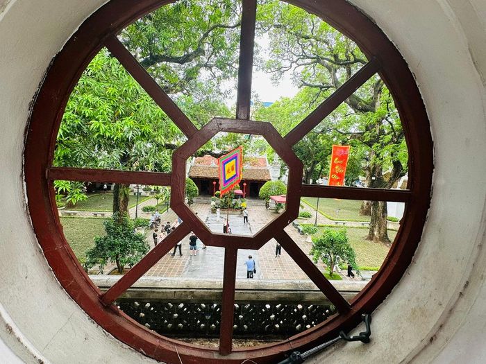 Từ trên gác chuông, du khách được chiêm ngưỡng vẻ đẹp của đền Quán Thánh qua những ô cửa độc đáo. Ảnh: Hoàng Lân